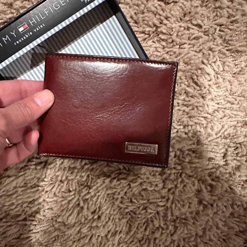 Tommy Hilfiger Men’s Brown Leather Bi-Fold Wallet tri pass new in box
